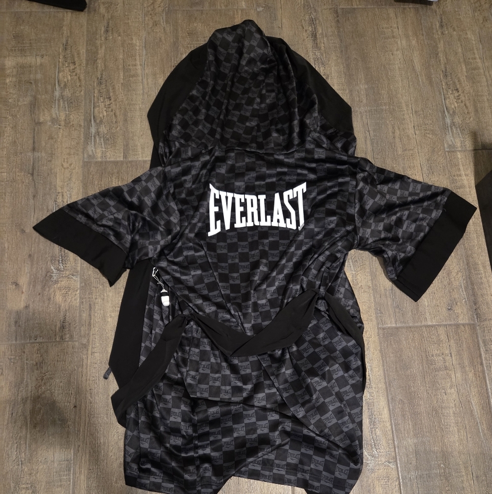 Everlast Checkered Robe - Picture 2 of 3
